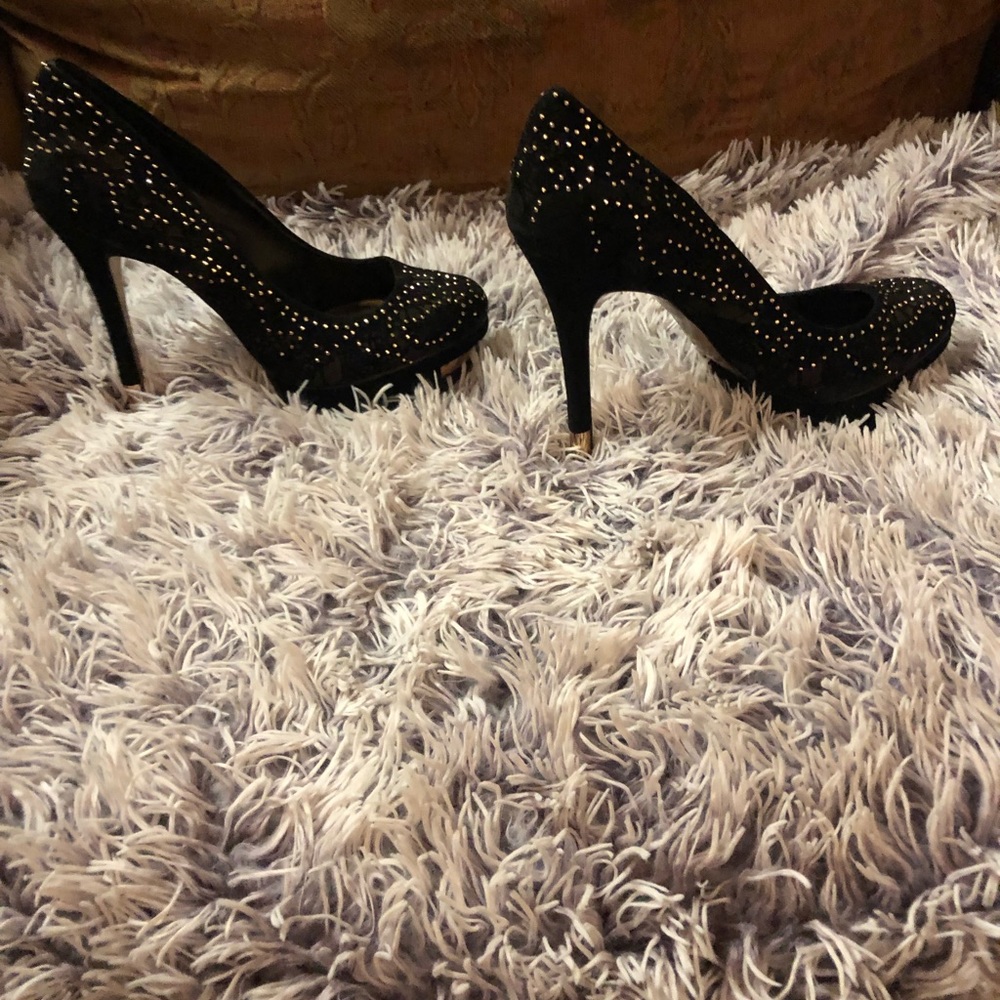 BCBG platform pumps